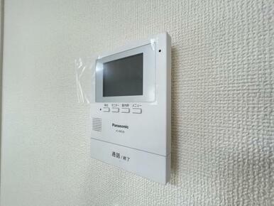 訪問者がひと目でわかるモニター付きインターホンを標準装備。お子さまのお留守番にも安心です！