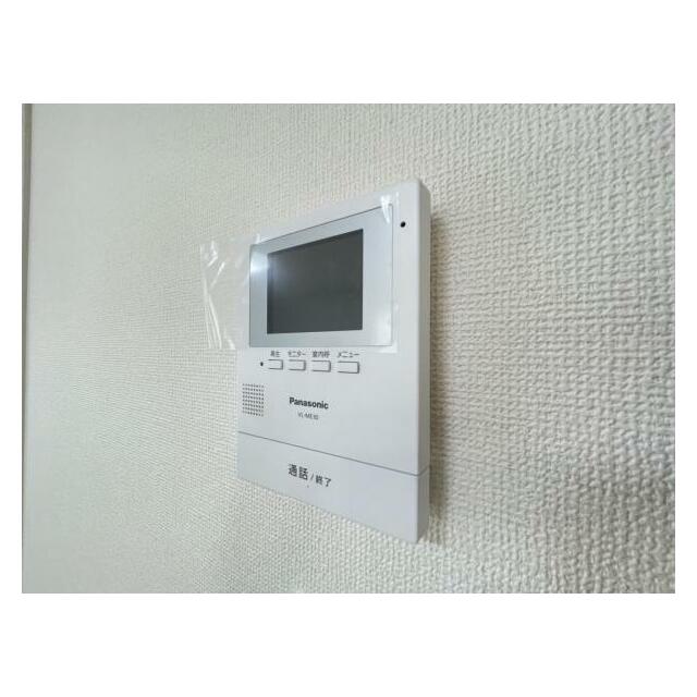 訪問者がひと目でわかるモニター付きインターホンを標準装備。お子さまのお留守番にも安心です！