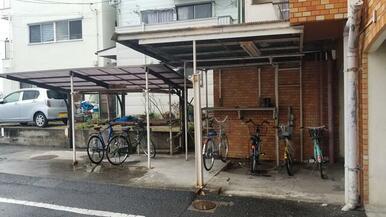 駐輪場です。自転車が増えれば屋根も増える予定です。この街はチャリがあると快適ですよ。