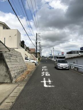 前面道路～便利な立地だけど閑静だから、駐車もしやすいですよ♪