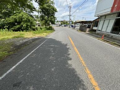 前面道路です