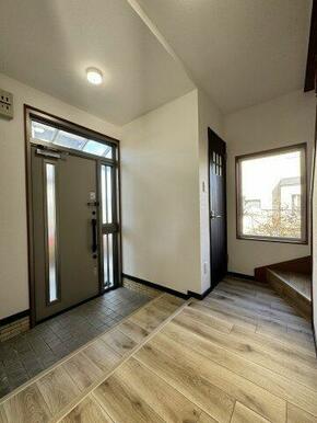 窓もあり明るい玄関です。