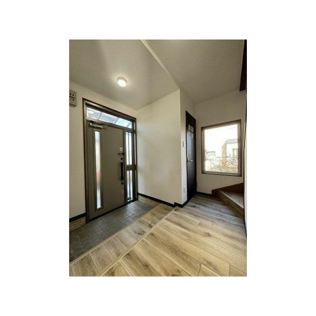 窓もあり明るい玄関です。