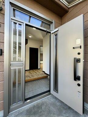 玄関ドア新品交換済。