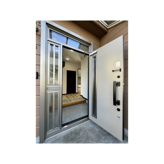 玄関ドア新品交換済。