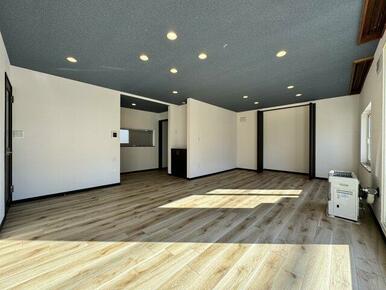 ダウンライトで広くすっきりとしたリビング。