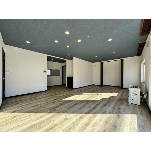 ダウンライトで広くすっきりとしたリビング。