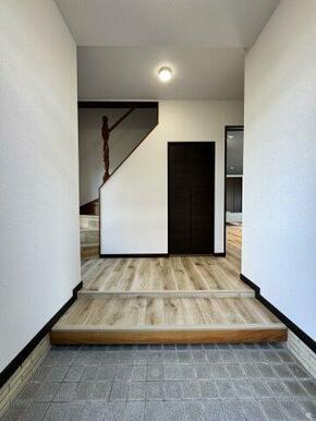 玄関はシューズボックスを置ける広さ。