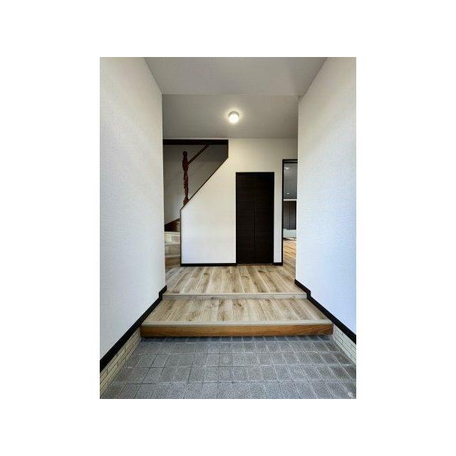 玄関はシューズボックスを置ける広さ。