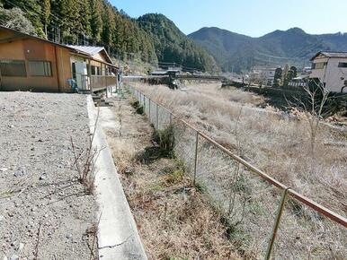 宅地公簿１３２㎡　敷地より西側清流付近　南西をみる