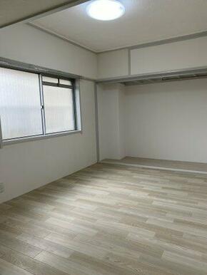 オープンクローゼットの洋室