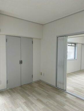 明るく過ごしやすいシンプルで機能的なリビング！収納付き！