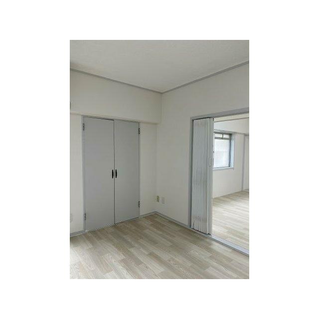 明るく過ごしやすいシンプルで機能的なリビング！収納付き！