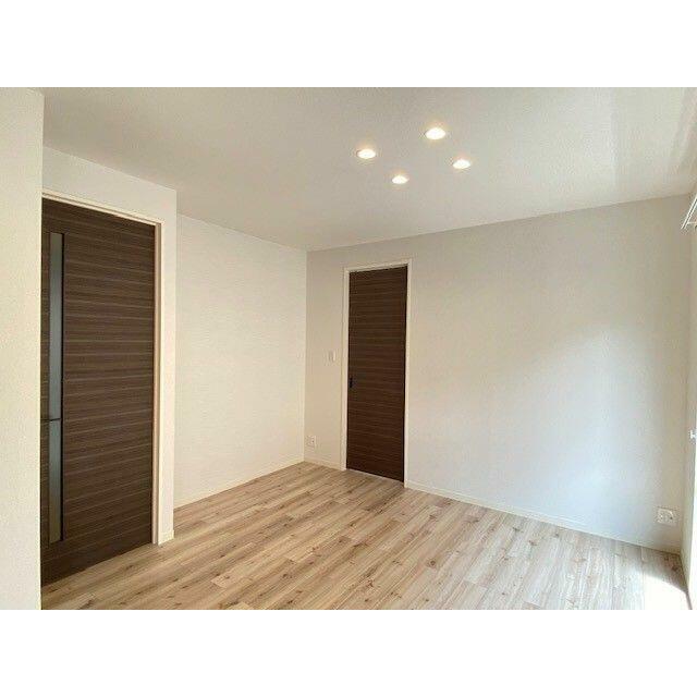 天井埋め込みのダウンライトがダーク系の室内とアクセントクロスを引き立たせ、おしゃれな雰囲気を作り出…