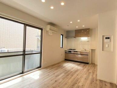 天井埋め込みのダウンライトがダーク系の室内とアクセントクロスを引き立たせ、おしゃれな雰囲気を作り出…