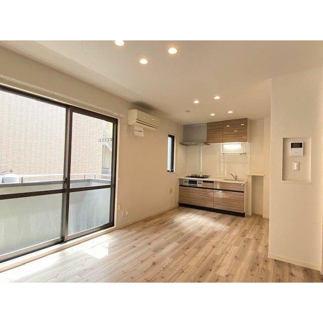 天井埋め込みのダウンライトがダーク系の室内とアクセントクロスを引き立たせ、おしゃれな雰囲気を作り出…