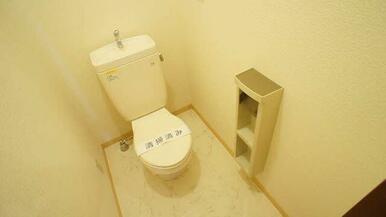 トイレ横に収納がございます