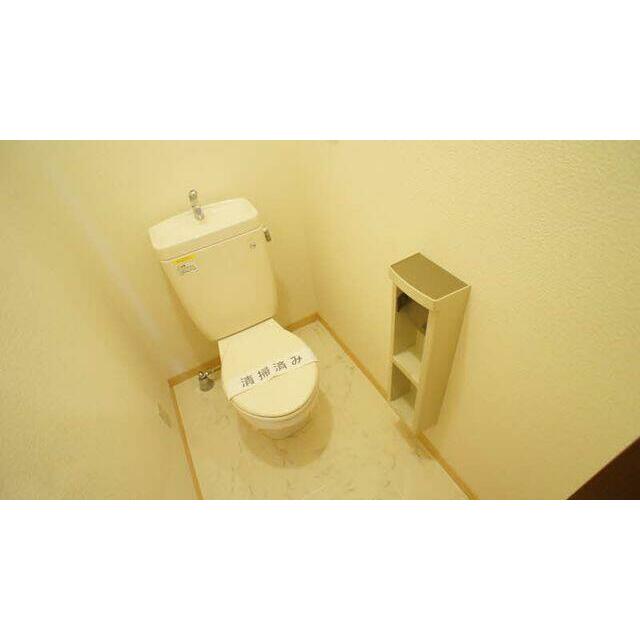 トイレ横に収納がございます