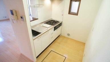 キッチン下に収納がございます