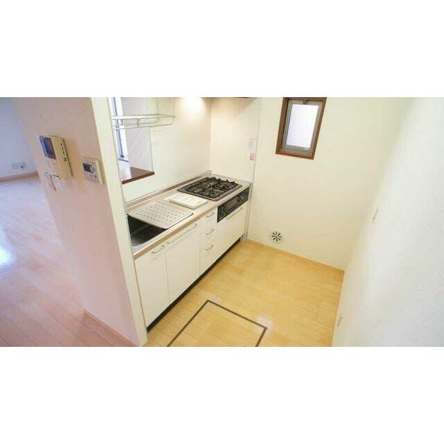 キッチン下に収納がございます