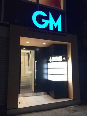 夜間はビル名の「ＧＭ」の文字がライトアップされるので目印になります