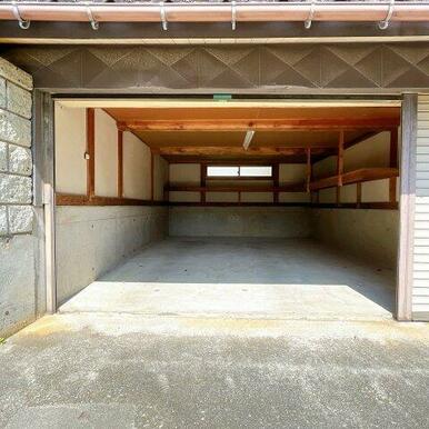 車庫スペースは１台分駐車可能です！