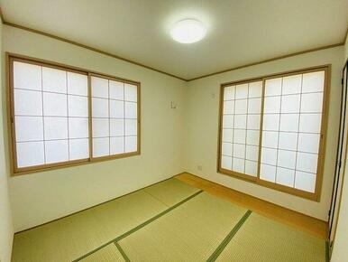「２階和室」掃き出し窓からはベランダに出ることができます。