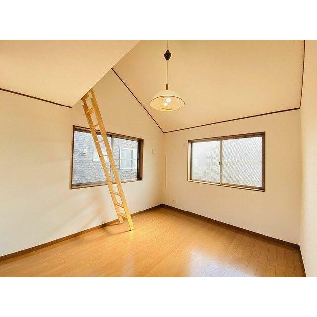 「２階南西側洋室」屋根裏部屋へ行く梯子がございます。