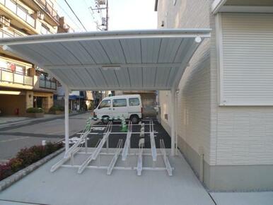 屋根付き駐輪場あります。