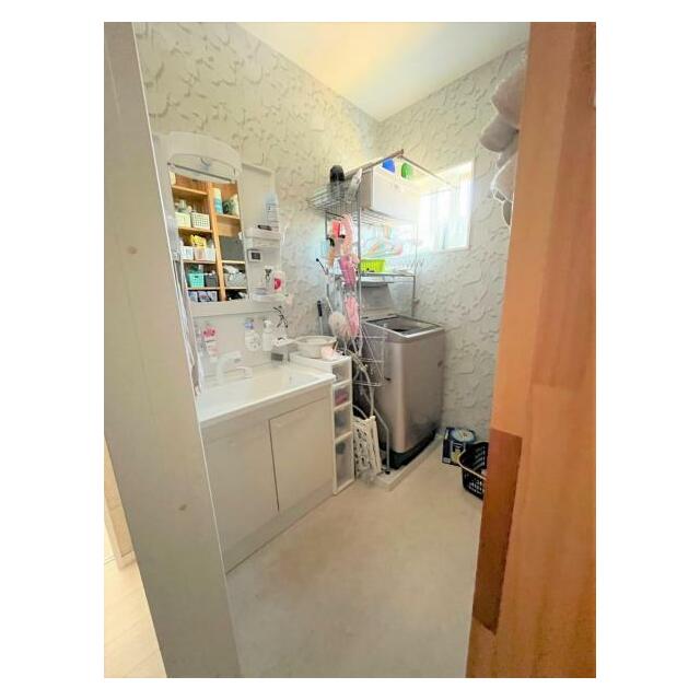 脱衣室と洗面室と洗濯機エリアは分離してますので便利です。