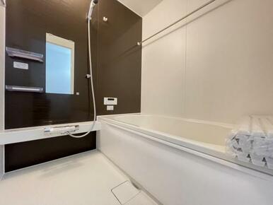 1日の疲れを癒してくれる浴室は窓のある開放的な空間＾＾