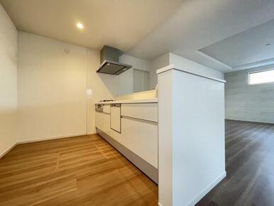 リビングの様子を見ながら家事ができるので小さなお子さまがいるご家庭も安心です＾＾