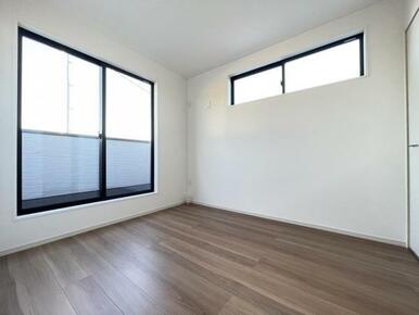 お部屋からバルコニーに出られるので洗濯物や布団などをすぐ干せ取込みも楽にできます！