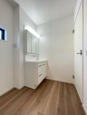 朝の準備・毎日の洗濯・帰宅後のお風呂と大活躍の洗面スペース