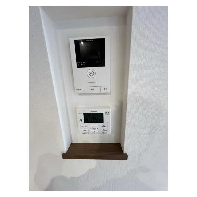 訪問者がひと目でわかるモニター付きインターホン完備！