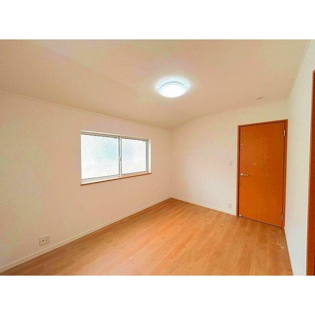 「２階北側洋室」約６帖のお部屋です。