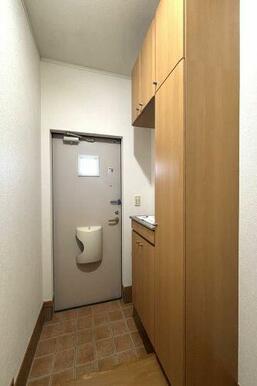 【靴収納】玄関収納は上下に分かれたカウンタータイプです。収納量も多いので、靴の多い方にも安心です♪