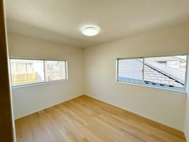 「2階北東側洋室」2面に窓がございます