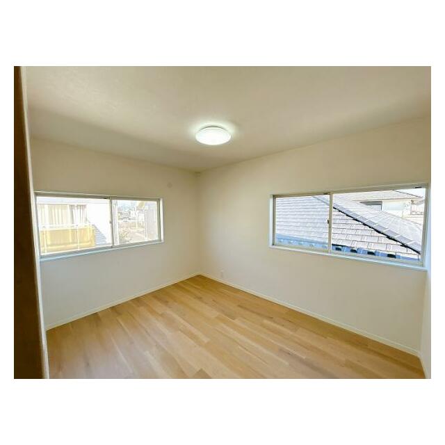 「2階北東側洋室」2面に窓がございます