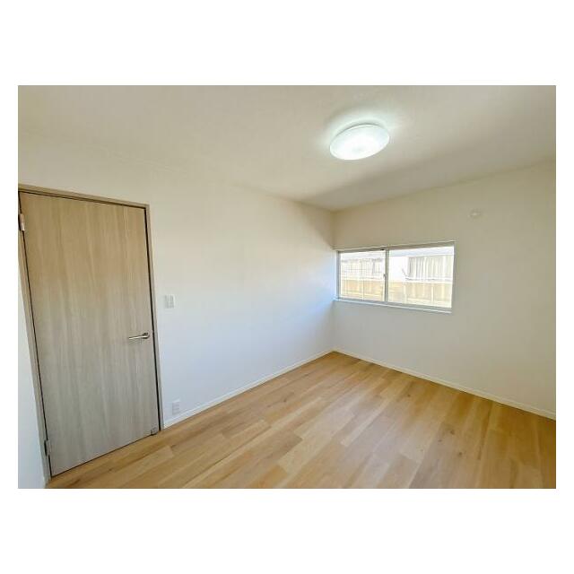 「2階北東側洋室」約5.3畳のお部屋です