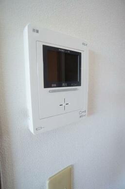 来訪者を声と映像で確認できて安心なカラーモニタードアホン♪録画再生機能付き！！
