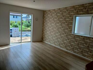 遊び心のあるアクセントクロスがリビングに華やぎを与えます