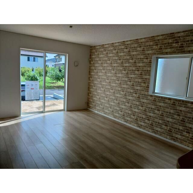 遊び心のあるアクセントクロスがリビングに華やぎを与えます