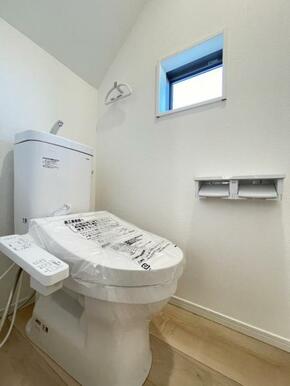 トイレットペーパーや掃除用品もスッキリ片付く収納スペース付きのトイレ！