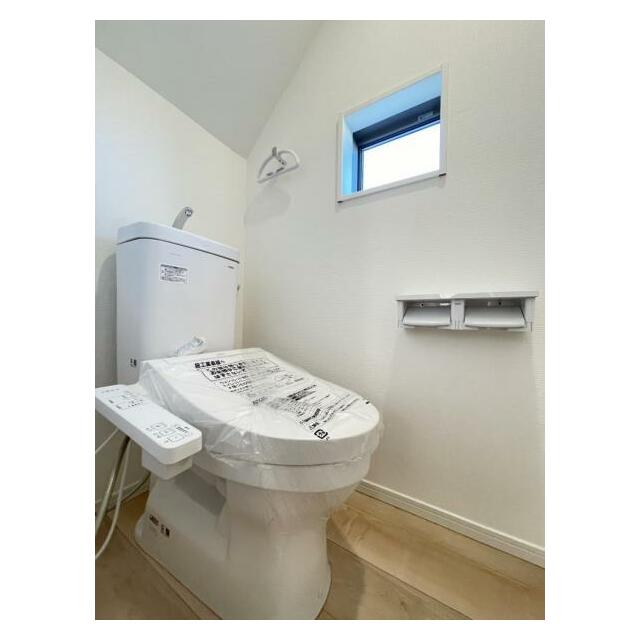 トイレットペーパーや掃除用品もスッキリ片付く収納スペース付きのトイレ！