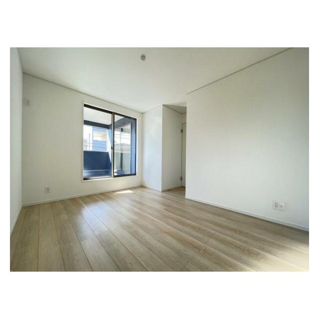 お部屋からバルコニーに出られるので洗濯物や布団などをすぐ干せ取込みも楽にできます！