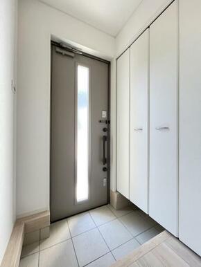 玄関を広く利用できるようシューズクローゼットを完備。ご家族みんなの靴をスッキリ収納できます！