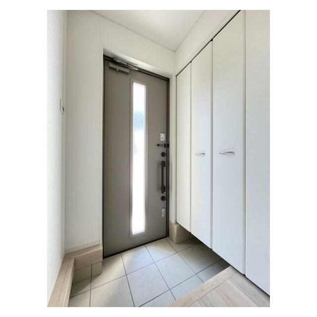 玄関を広く利用できるようシューズクローゼットを完備。ご家族みんなの靴をスッキリ収納できます！