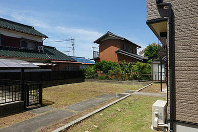 南面の広いお庭。ＢＢＱにも家庭菜園にも。洗濯物を干してもよく乾きます。