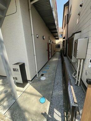 自転車、バイク（有料）は画像右側の砂利部分へ！